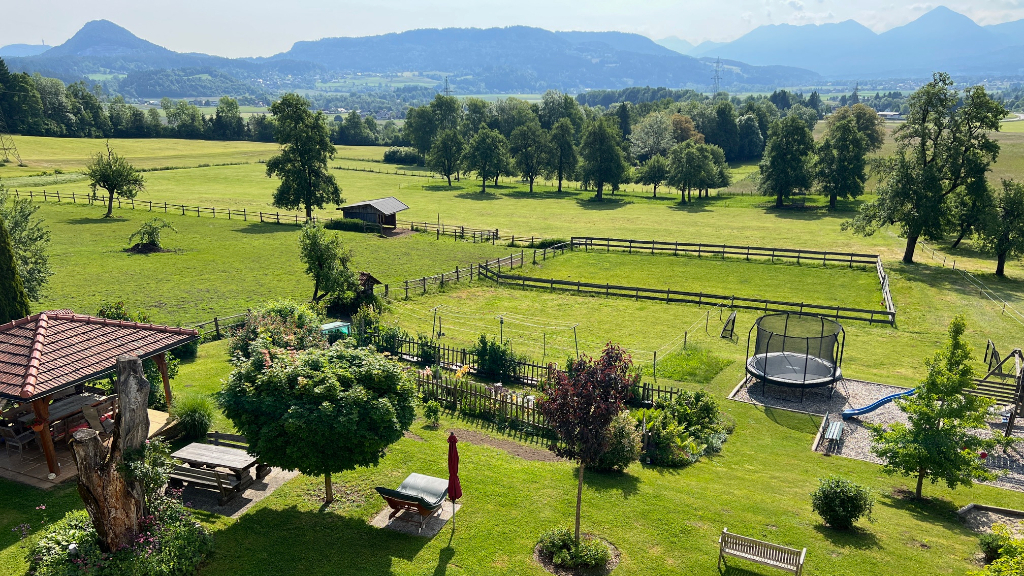 Garten mit Spielplatz und Reitwiese